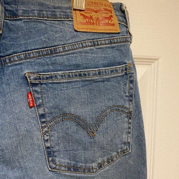 Levi’s Distressed Boyfriend Jeans In Medium Wash Size 28 - Picture 4 of 7